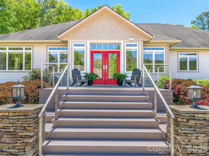 16 Chickadee Lane pending home in Laurel Woods, Fairview, NC