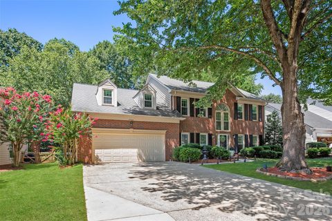 8906 Glade Court pending home in Wynfield Forest, Huntersville, NC