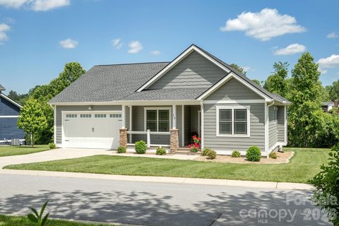 36 Windy Acres Knoll Drive pending home in The Cottages At Windy Knoll, Hendersonville, NC