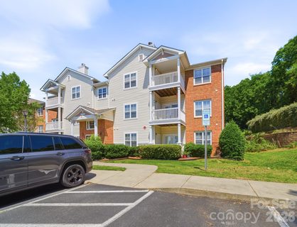 9976 Hyde Glen Court pending condo in Hyde Park, Charlotte, NC