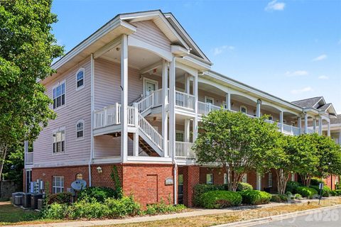 9241 Meadow Vista Road active condo in Heatherstone, Charlotte, NC