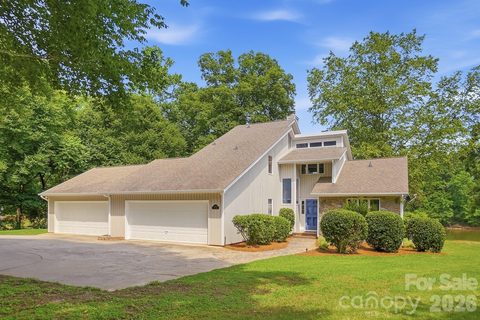 204 Bay Shore Drive pending home in Lake Wylie, Belmont, NC