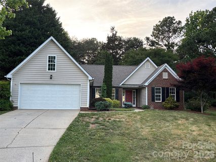 450 Glencrest Drive pending home in Gates At Waterside, Stanley, NC