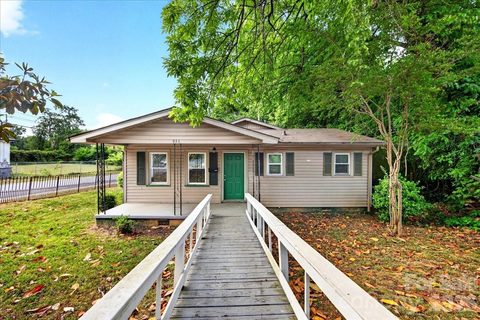 936 Holland Avenue pending home in Druid Hills, Charlotte, NC