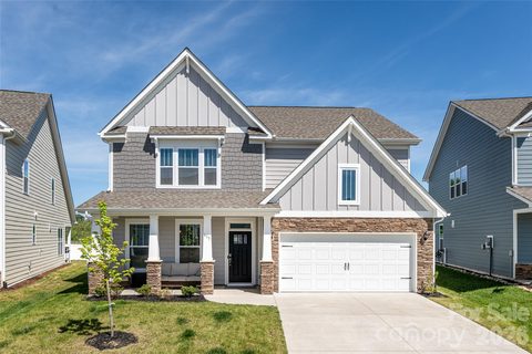 615 Fox Cove Road pending home in Cantrell Hills, Hendersonville, NC