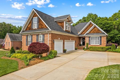 7767 St Andrews Lane active home in Cowans Ford Country Club, Denver, NC