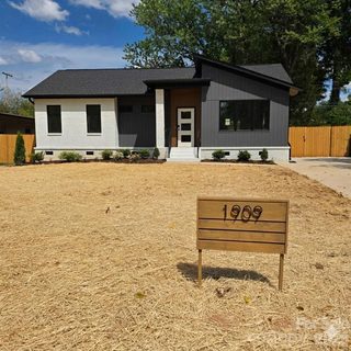 1909 Windham Place sold home in Markham Village, Charlotte, NC
