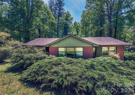 3004 Kanuga Road pending home in Pleasant Hill Acres, Hendersonville, NC