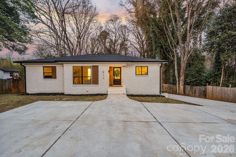 911 E Woodlawn Road sold home in Collins Park, Charlotte, NC