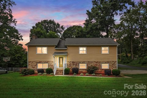 2600 Providence Drive active home in Lakewood Forest, Gastonia, NC