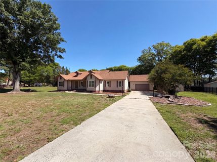 8400 Chestnut Oak Court pending home in The Oaks Estates, Harrisburg, NC