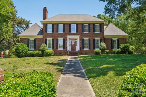 2231 Richardson Drive pending home in Deering Oaks, Charlotte, NC