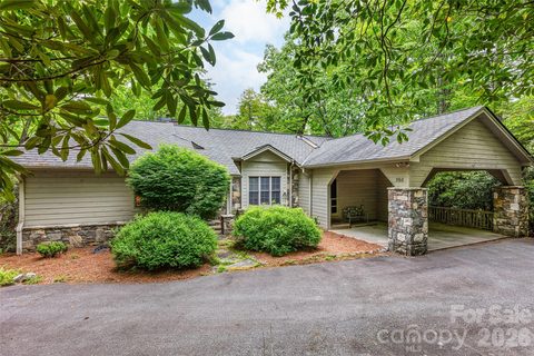 560 Toxaway Court active home in Lake Toxaway Estates, Lake Toxaway, NC