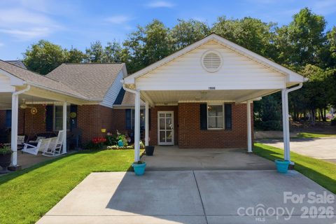 19980 Oak Leaf Circle active townhome in Twin Oaks, Cornelius, NC