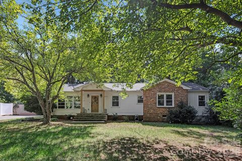 6213 Sharon Road pending home in Sharon Hills, Charlotte, NC
