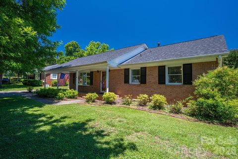 1920 Echo Lane pending home in Kingston Hills, Gastonia, NC