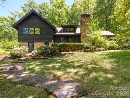 212 Se Shore Drive active home in Lake Toxaway Estates, Lake Toxaway, NC