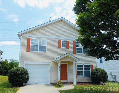 6618 Wicked Oak Lane pending home in Oakdale Green, Charlotte, NC