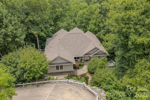 329 Mountain Crest Drive pending home in Cummings Cove, Hendersonville, NC