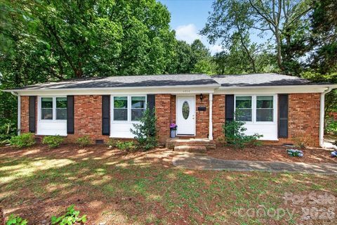 4914 Glenbrier Drive sold home in Coventry Woods, Charlotte, NC