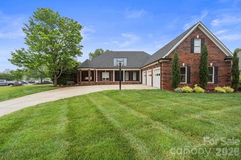 9700 Tournament Drive sold home in Emerald Lake, Matthews, NC