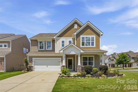 13731 Canterbury Castle Drive pending home in Chateau, Charlotte, NC