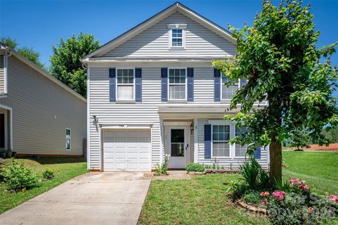 7343 Fox Point Drive active home in Oakbrooke, Charlotte, NC