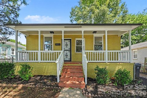 1820 Genesis Park Place active home in Selwyn Park, Charlotte, NC