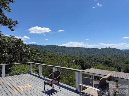 38 Lookout Road active home in Kingsley Fairbridge, Asheville, NC