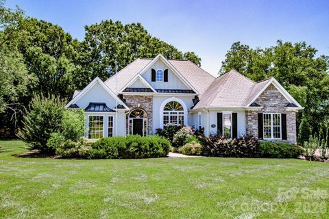 131 S Gibbs Road active home in Gibbs Cove, Mooresville, NC