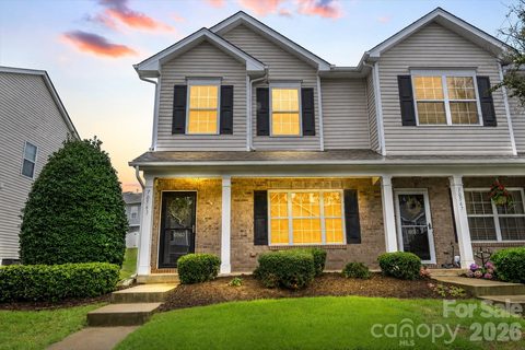 10563 Stoneacre Court active townhome in Carolina Crossing, Pineville, NC