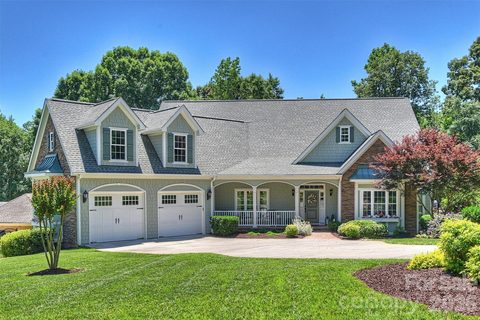 929 Wessington Manor Lane active home in Springfield, Fort Mill, SC