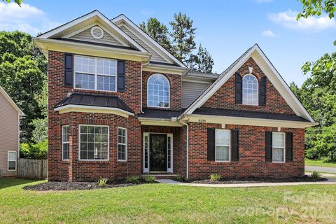 8539 Suttonview Drive active home in Hampton Place, Charlotte, NC