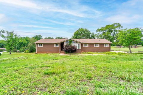3016 Longwood Drive active home in Riverbend, Shelby, NC