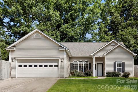 8011 Maxwelton Drive active home in Glenfurness, Huntersville, NC