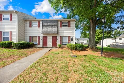 7915 Oak Meadow Court active home in Quail Run, Charlotte, NC