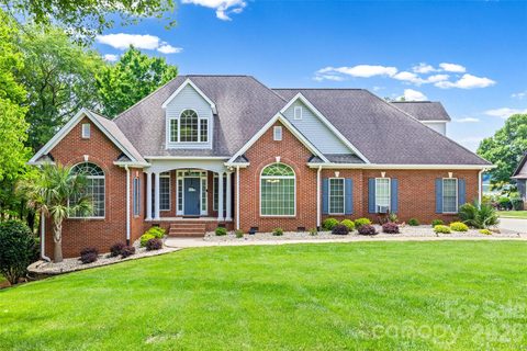 1850 Poinciana Drive active home in Lake Wylie, York, SC