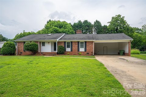 225 Dogwood Drive pending home in Woodland Park, Mount Holly, NC