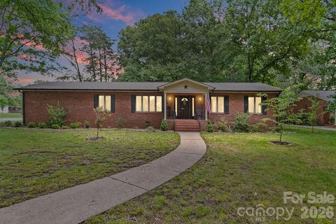 406 S Magnolia Street pending home in Edgemoor, Mooresville, NC