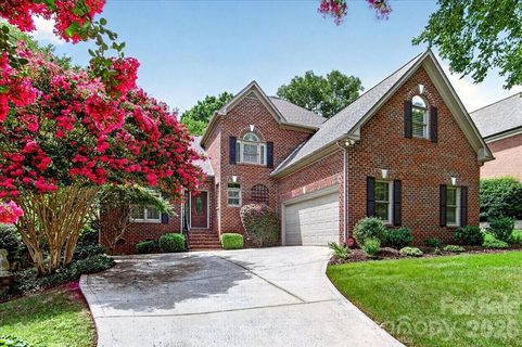 6784 Lynrose Court active home in Lynrose Court, Charlotte, NC
