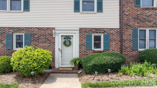 1330 5th Street active home in Tara Woods, Hickory, NC