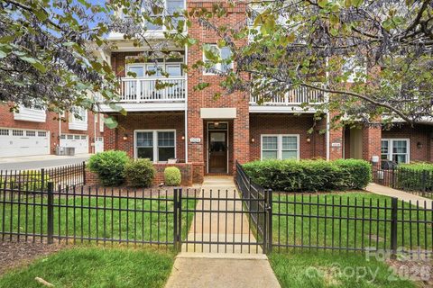 1024 Wesley Park Lane pending townhome in Wesley Heights, Charlotte, NC