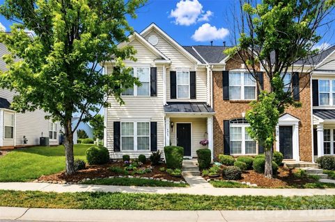 4913 Sunburst Lane pending townhome in Farmington Ridge, Charlotte, NC