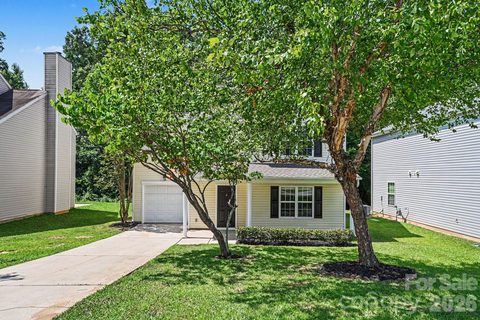 8621 Berrybrook Lane pending home in Oakbrooke, Charlotte, NC