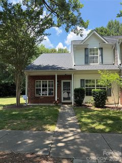 2850 Mayer House Court active home in Rozzelles Landing, Charlotte, NC