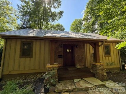 47 Falls Crossing Road active home in Mountain Air, Burnsville, NC