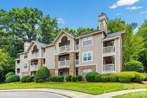 5013 Sharon Road active condo in Chalcombe Court, Charlotte, NC