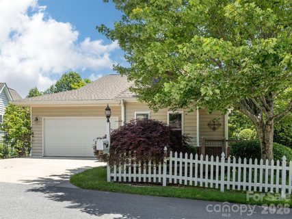 171 Ashefield Court active home in Carriage Park, Hendersonville, NC