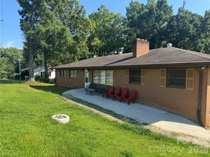 8432 Idlewild Road active home in Cresthills, Charlotte, NC
