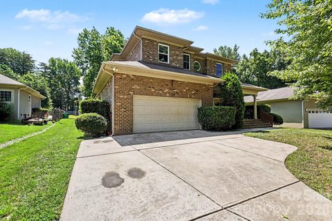 10130 Fairlea Drive active home in Hugh Haven, Charlotte, NC